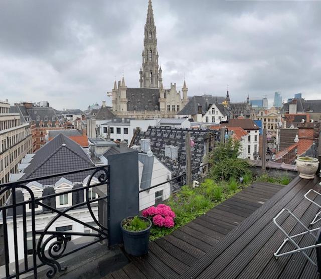 Duplex dernier étage avec terasse à deux pas de la grand place Bruxelas Exterior foto